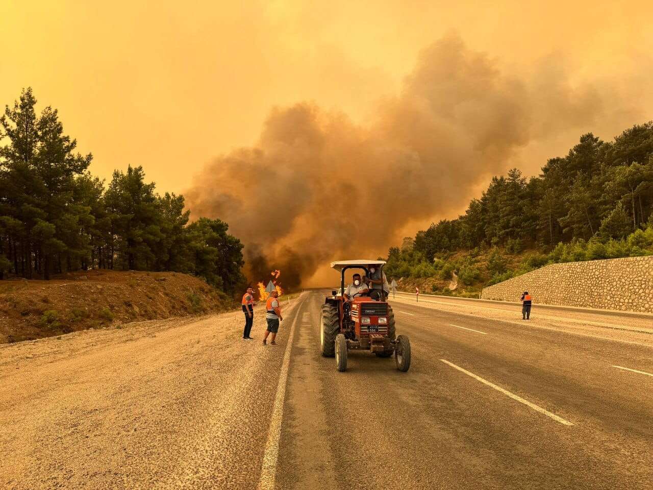 Yerli ve Milli Güç Yangında Sahada: NEFES Helikopteri Destek Verdi, Muğla'daki 2 Yangın Kısmen Kontrol Altına Alındı 3